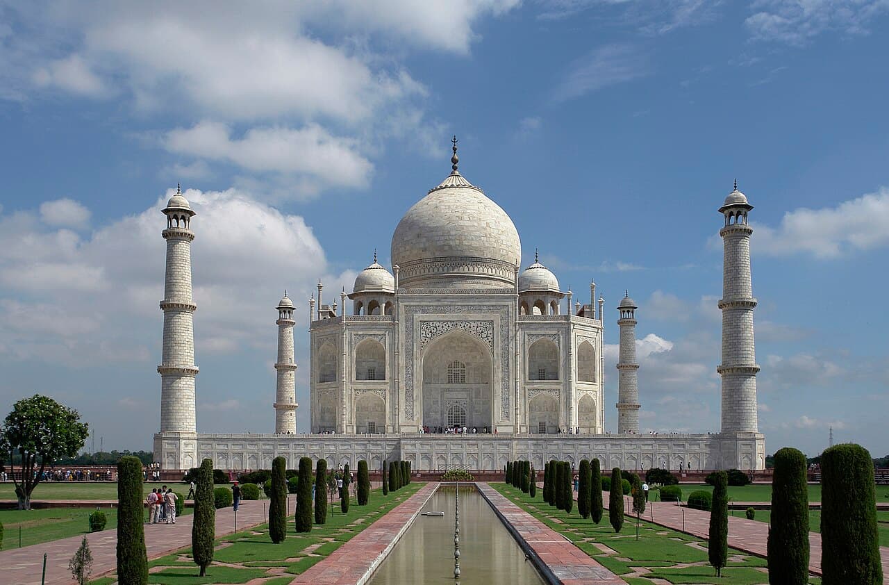 Le Taj Mahal et son jardin, à Agra