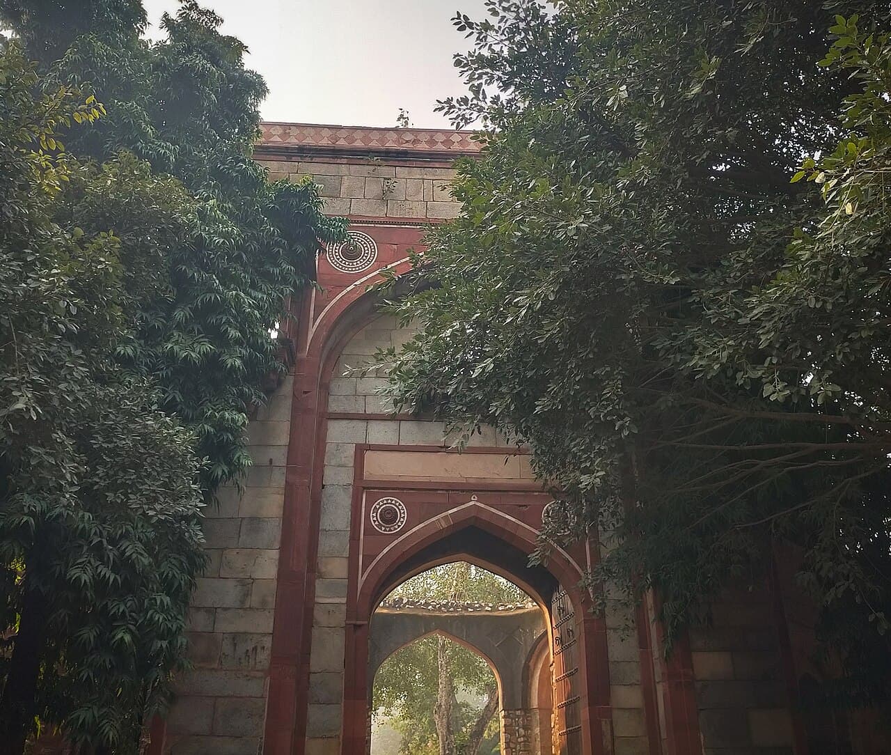 Une porte dans l’ensemble du tombeau de Humayun, à Delhi