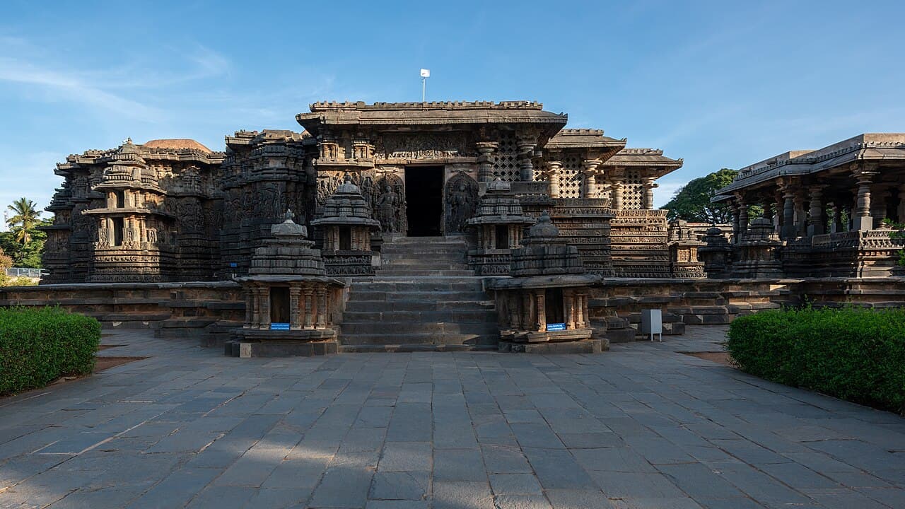 Le temple Hoysaleswara à Halebid, une excursion depuis Hassan
