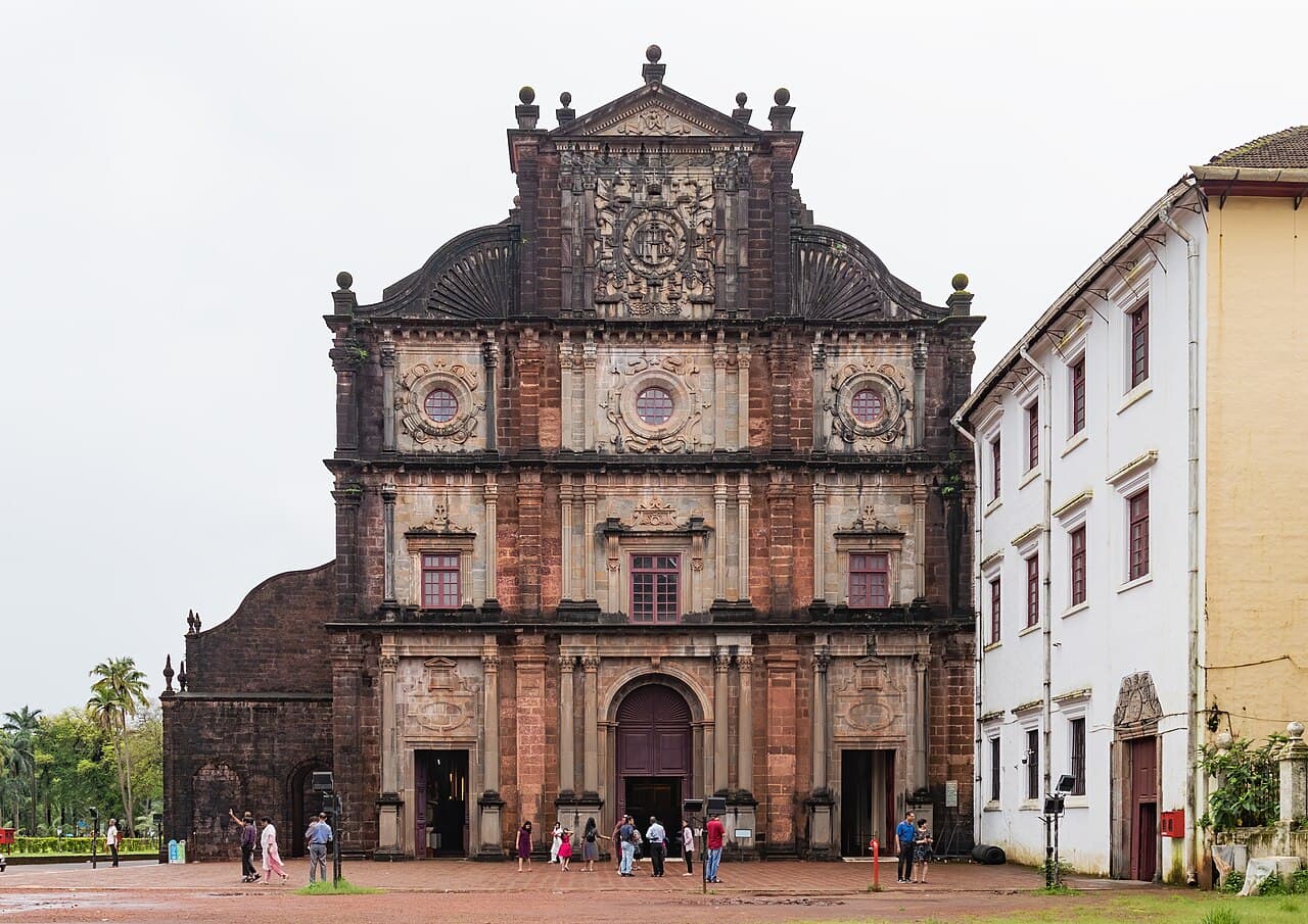 La façade de la basilique du Bom Jesus, à Old Goa