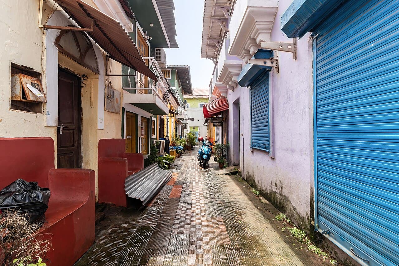 Une rue entre les maisons de Fontainhas, à Panaji