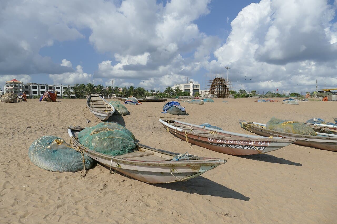 Des bateaux de pêche sur le rivage de Puri