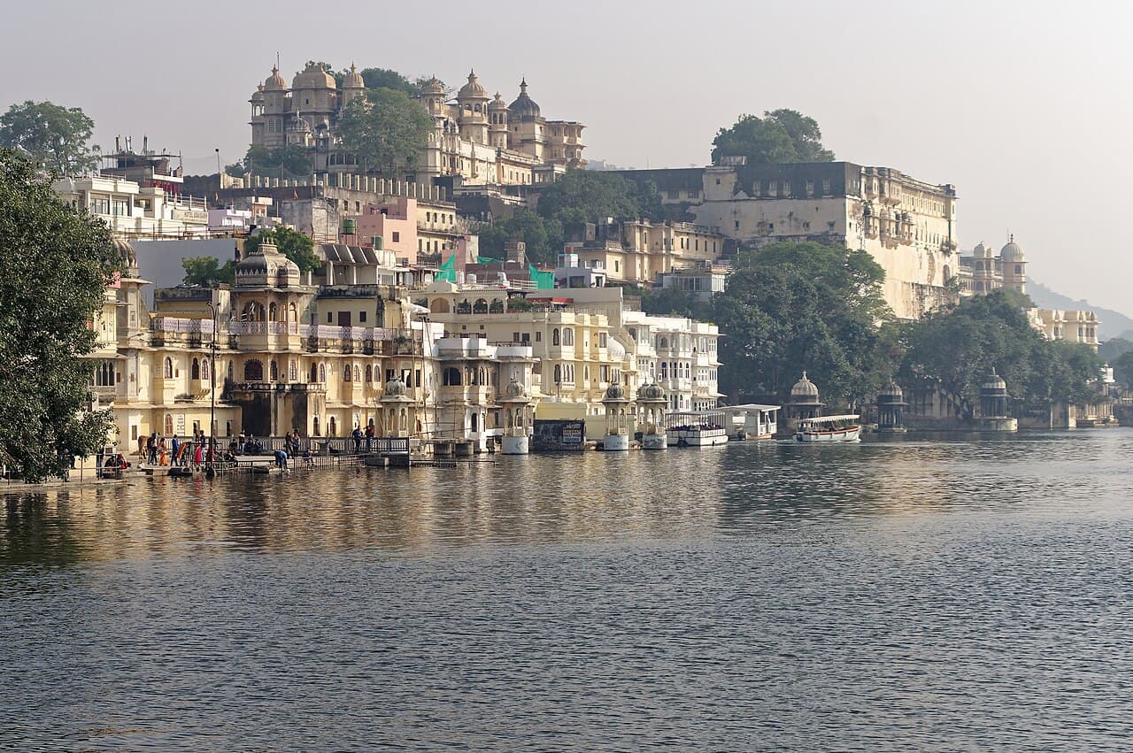 Le City Palace au bord du lac Pichola, à Udaipur