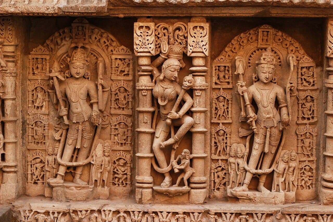 Détails sculptés du puits à degrés Rani ki Vav, à Patan, au Gujarat