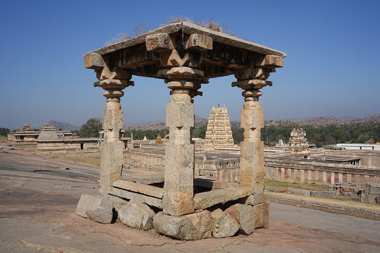 Le temple de Virupaksha vu depuis la colline Hemakuta, à Hampi
